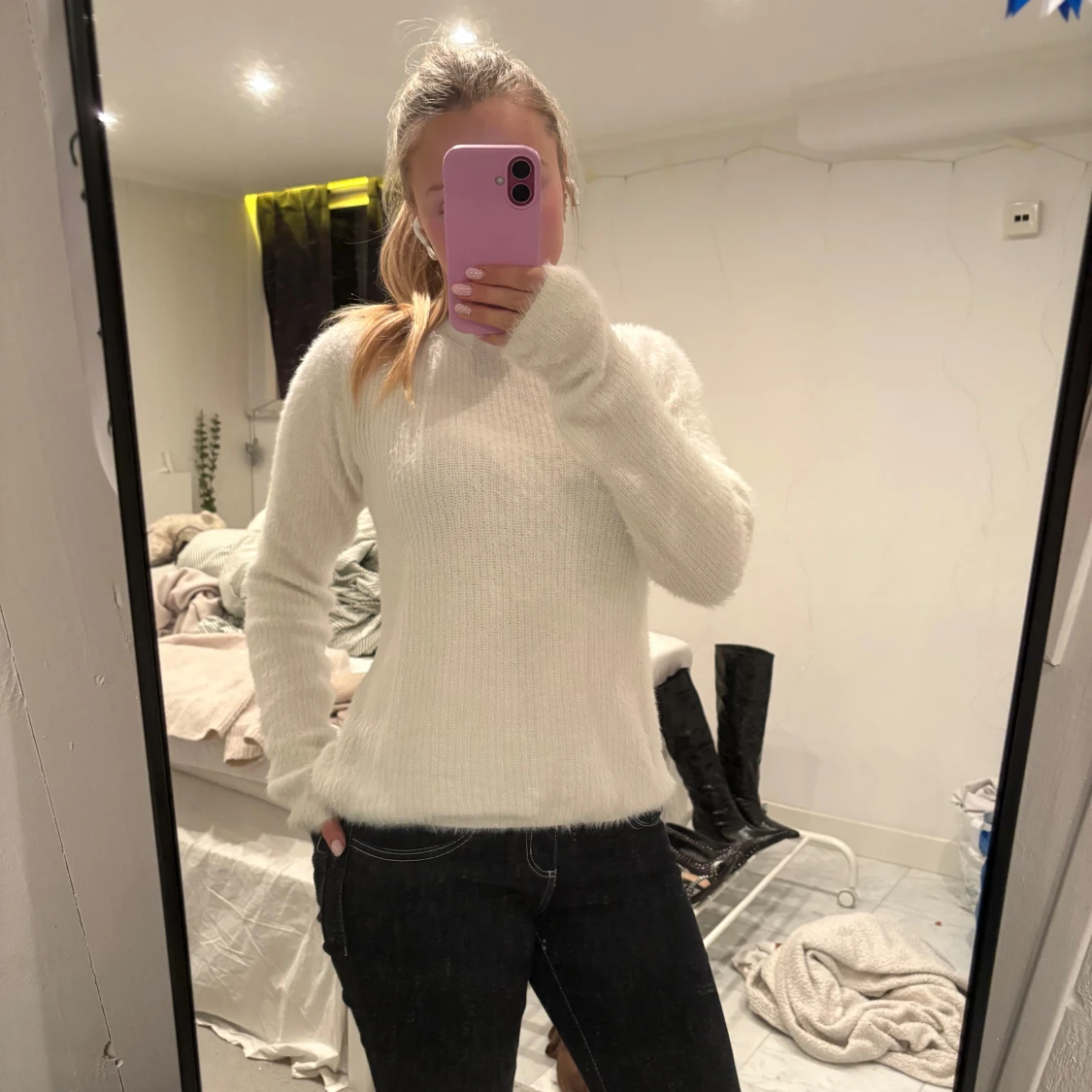 Vit stickad tröja med knyt i ryggen - 1