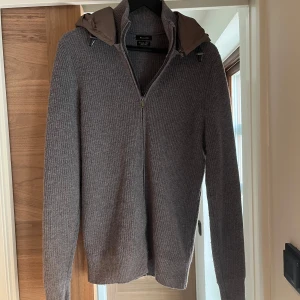 Massimo Dutti Cardigan - 🍷Säljer en cardigan från Massimo Dutti i storlek M. Tröjan har en avtagbar luva | Skick 7/10 då den har ett litet hål längst ner (se sista bild) men inget som märks och tröjan är annars i väldigt bra skick | Passar perfekt till kalla sommardagar eller vår/höst | Hör av er vid frågor eller funderingar😆