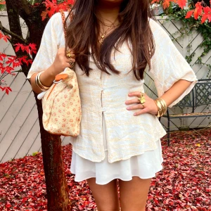 Spräcklig blus! - En super söt ljus blus! V ringde och lite peplum känsla nertill! Ett spräckligt mönster i mot de gula hållet! Storlek är i 38, modellen bär ofta S