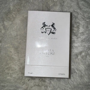 Valaya Exclusif Parfums de Marly - Valaya Exclusif från Parfums de Marly är en lyxig parfym i 75 ml flaska, tillverkad i Frankrike. Perfekt för dig som vill sticka ut med en exklusiv doft från ett trendigt parfymhus.