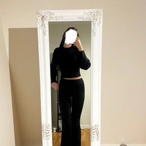 Svart croppad stickad tröja Bik Bok - Säljer en svart croppad stickad tröja från Bik Bok i storlek XS. Fin med ett linne under också. Tröjan har ribbad struktur, rund halsringning och långa ärmar. Perfekt till höst och vinter för en clean och stilren look.