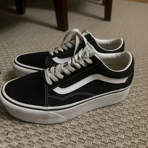 Svarta Vans Old Skool Platform sneakers - Svarta Vans Old Skool sneakers använda 2 gånger. Finns även ett paket med skorna i min andra annons :)