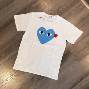 Commes Des Garçons T-shirt  - Säljer en helt ny vit Comme des Garçons T-shirt med hög kvalité för väldigt bra pris. Den är helt ny med prislapp och oanvänd. Det står M på tröjan som storlek men känns som S. Skriv vid intresse!!!!   
