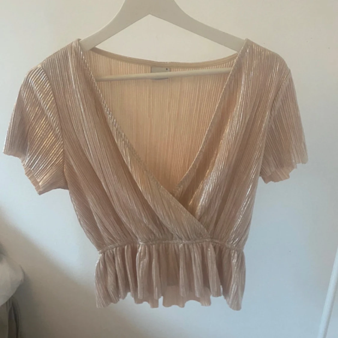 Champagnefärgad omlottopp med volang