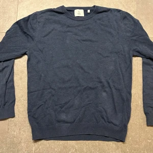 Blå kofta  - Säljer denna tunna kofta ifrån bläck i storlek M, tröjan passar utmärk med en skjorta över till exempel men tyvärr har tröjan en liten defekt på vänster armen!