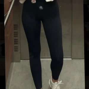 H&M Move träningstights  - Använda fåtal gånger. Normal i storleken.