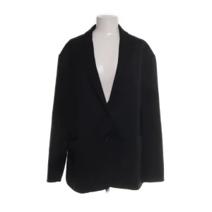 Overzied kavaj  - En jätte fin overzied kavaj som är ifrån monki. I jätte bra skick och kommit till användning en gång då den är för stor. Pris kan diskuteras för snabb affär ❤️