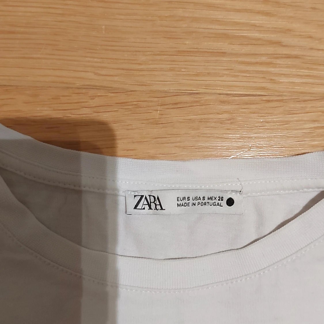 Vit t-shirt med leopardmönster från Zara - 1