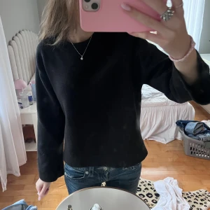 Svart stickad tröja - Jättefin stickad tröja från Gina Tricot. Den är storlek S men skulle säga att den passar xs bättre. Säljer då den inte kommer till andvändning längre 💕