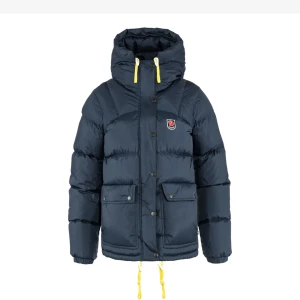 INTRESSEKOLL PÅ BYTE - Hej! Jag har en Fjällräven EXPEDITION DOWN LITE JACKET W som jag hade velat byta. Min jacka är i färgen Navy (bild 1) och i storlek S. Jag är intresserad av att byta min jacka till en likadan fast i färgen Breeze Blue (bild 2) i storlek S. Vid byte så kemtvättas jackan innan och du får självklart bevis på att jackan är äkta💙🩵 Skriv vid intresse så skickar jag bilder på min jacka.