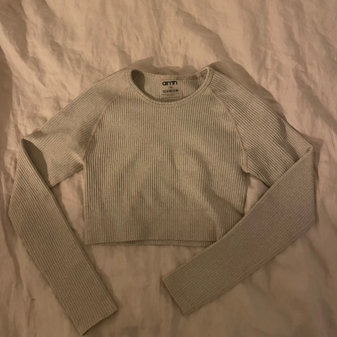 Beige ribbad croppad topp från Aim'n