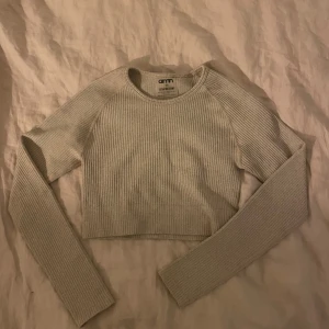 Beige ribbad croppad topp från Aim'n - Tränings topp