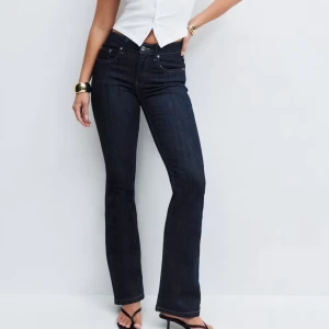 Mörkblå bootcut jeans från Gina tricot - Snygga mörkblå jeans från Gina tricot med klassisk femficksdesign och bootcut-ben. Jeansen har medelhög midja och raka linjer som ger en tidlös siluett. Tillverkade i slitstarkt denimtyg som sitter skönt och passar till många olika stilar. Aldrig använda endast testade men har inte lappen kvar. Säljer på grund av att den är lite för stora och för långa☺️💕