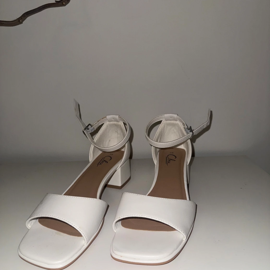 Vita sandaler med klack och ankelrem - 1