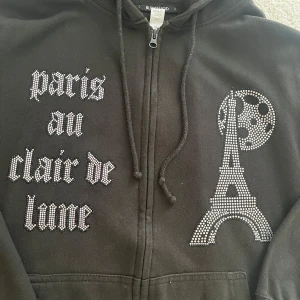 Blinglucid rhinestone hoodie. - Blinglucid rhinestone hoodie stl M, använd fåtal gånger jätte fint skick 