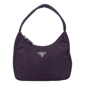 Prada väska  - Prada väska i lila köpt på vestiere collective från ett företag som säljer vintage väskor! 5000kr