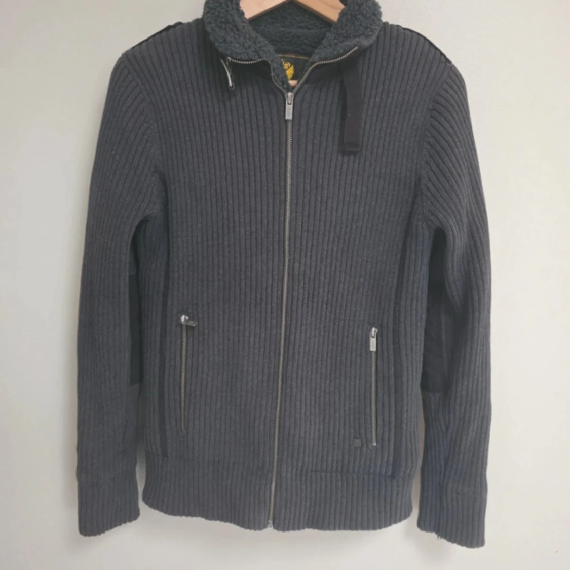 Mörkgrå teddyjacka/kofta från Selected