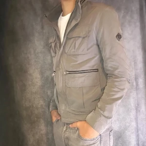 J.Lindberg Field Jacket - En rikigt snygg J.Lindberg field jacket i storlek S. Rikigt bra skick 9/10 använd fåtal gånger. Bra nu för höst/vinter. Bara att skriva vid fler bilder eller frågor!