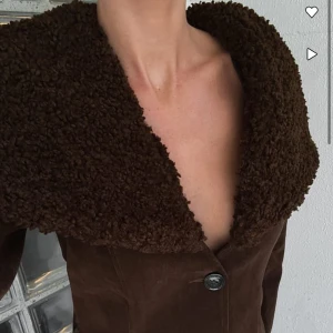 Brun jacka från Nakd  - Säljer denna bruna mocka jackan. Fick precis hem den kommer nog skicka tillbaka den men tänkte se om man kunde få sålt den här ist. Jackan är ändade prövad på och lapparna är kvar. Jacka är från NAKD från Lovisa worges kollektion och är verkligen så snygg men det blev en storlek för stor för mig. Ny pris 1299kr