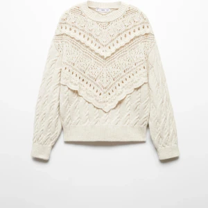 Vit stickad tjock tröja med spets från MNG - Superfin vit stickad tjock tröja från MNG med spetsdetalj och snyggt mönster på tjocktröjan. 