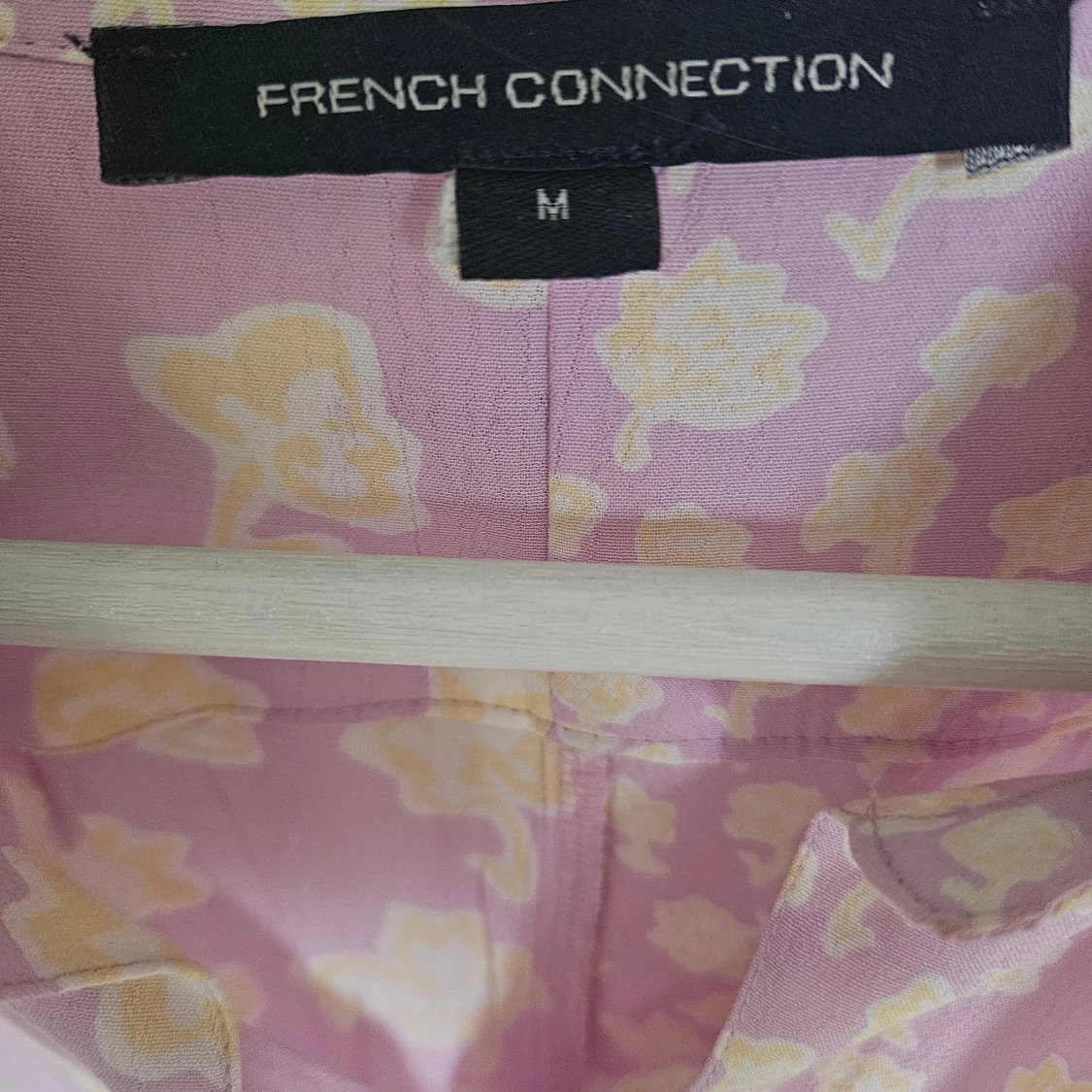 Ljuslila blommig skjorta French Connection - 1