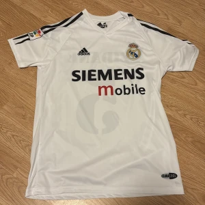 Real Madrid Zidane #5 Adidas tröja - Säljer en klassisk vit Real Madrid fotbollströja från Adidas med Zidane nummer 5 på baksidan. Storlek M. Vid intresse hör av er!