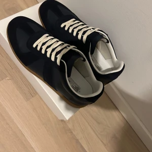 Maison margiela gats - Säljer nu mina gats då jag basically tröttnat på dem. Har precis tvättat dem så de ser i princip nya ut förutom under sulan som enkelt går o lösa. VIKTIGT är öppen för byten runt storlek 44/43,5😁