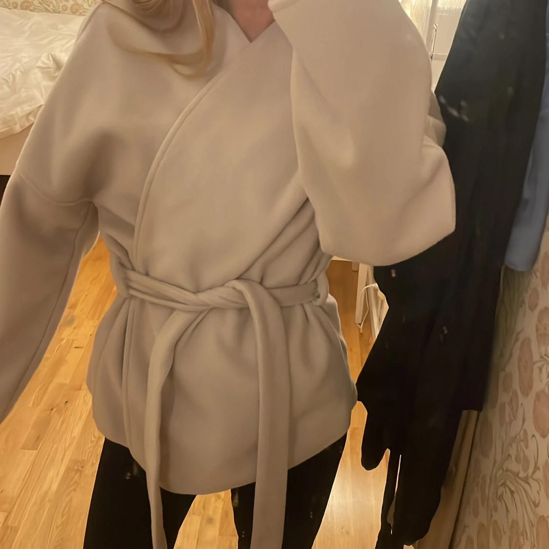 Beige omlottjacka med bälte - 1