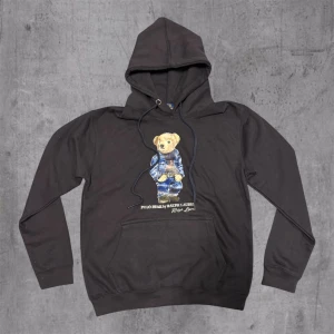 Ralph Lauren Polo bear hoodie - Ralph Lauren Polo bear hoodie Skick: 10/10✅ Storlek: M men sitter mer som S Färg: Mörkblå/Svart Nypris: 2700kr Hör av er vid fler frågor eller funderingar