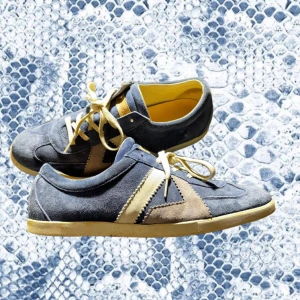 Italienska mockasneakers från Serengeti - Snygga sneakers i blå mocka med beige detaljer och snörning. Skorna har en beige sula och coolt sicksackmönster på sidan. Insidan är ljusgul och märket Serengeti syns på plösen. Perfekta för dig som gillar retrostil och unika detaljer. Säljs dyrt i Italien och kan ej hitta liknande till salu på olika plattformar. Deras solglasögon säljs för cirka 3000kr begagnade.🇮🇹