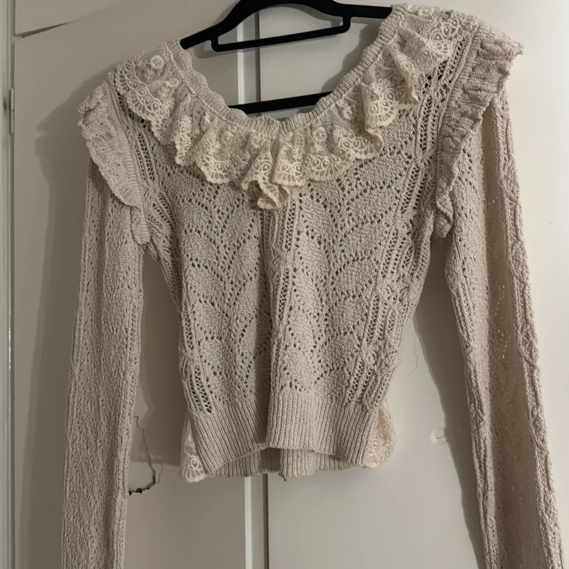 Beige stickad tröja med spetsvolanger - 1