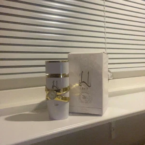 Lyxig yara parfym med box - Snygg parfym från yara med elegant vit och guld design. Kommer i originalförpackning. Perfekt för dig som vill sticka ut med något unikt och stilrent. Volym och ingredienser framgår ej på bilden.