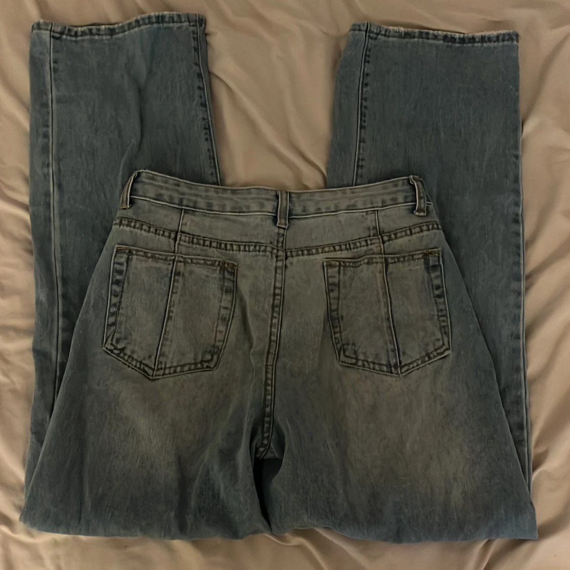 Blåa wide jeans med slitningar - 1