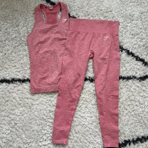 Gymshark Set 🩷 - Säljer ett träningsset med en rosa linnetopp samt träningstights från Gymshark. Storlek M 🩷