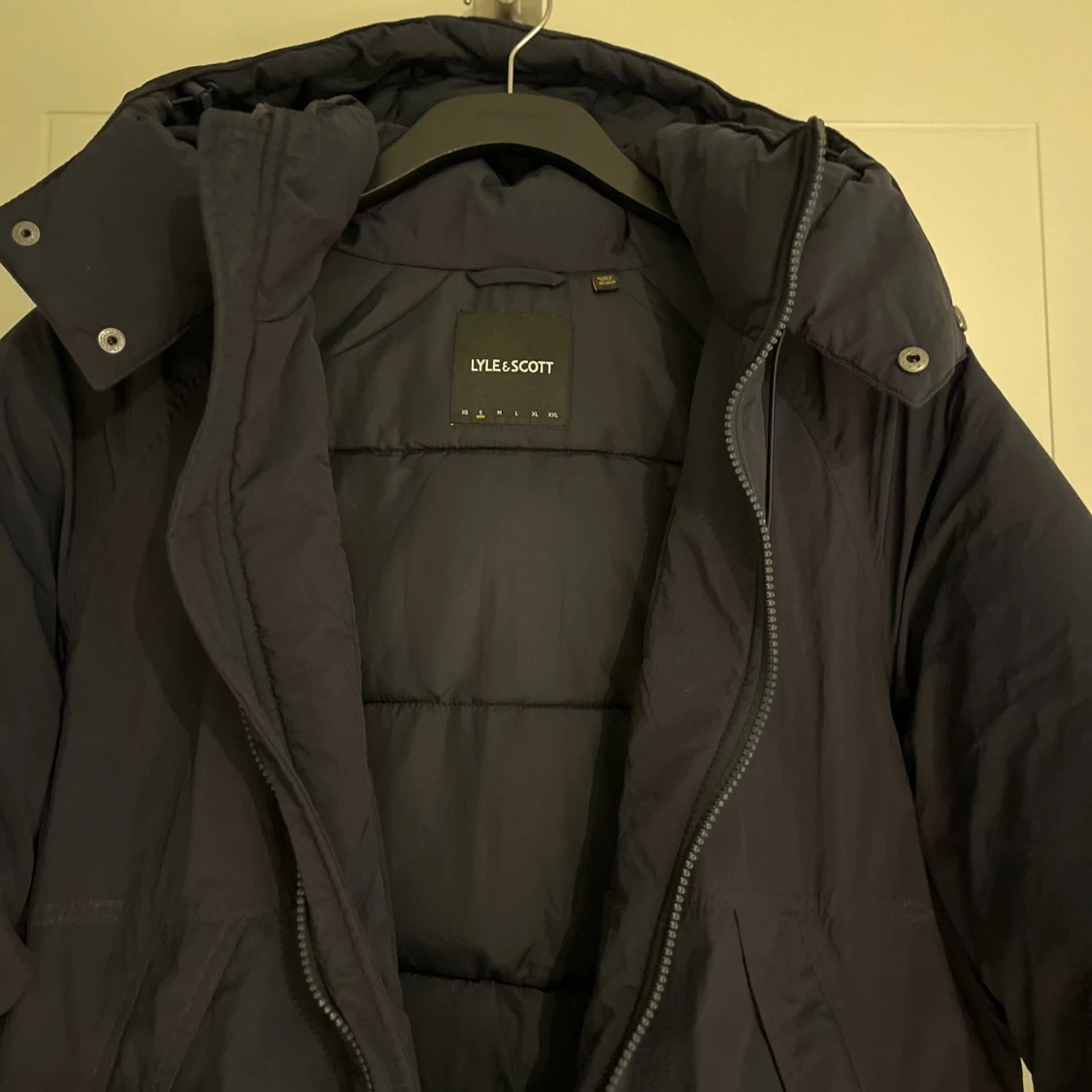 Mörkblå pufferjacka från Lyle & Scott - 2