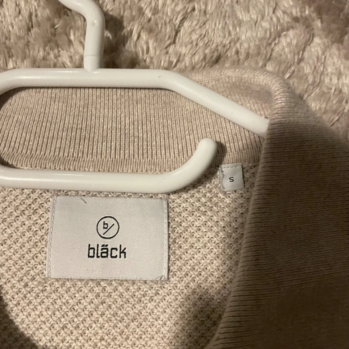 Beige pikétröja från Bläck - 1