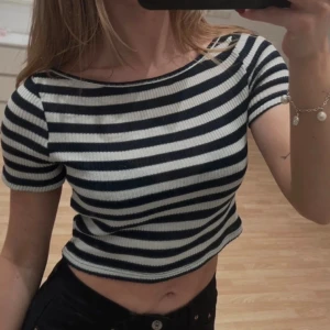 randig croppad topp - Söt croppad topp med marinblå och vita ränder. Toppen har en båthals. Materialet är ribbad och stretchigt så passar xs-m. Säljer då den inte kommer till användning💙