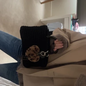 Virkad väska  - Säljer denna virkade väska (utan bagcharmen)!! Helt ny, så fin och rymlig, skriv vid fler frågor och lägg även prisförslag ❤️❤️❤️