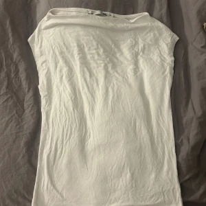 Vit ärmlös topp från lager 157 XS - Säljer en enkel och stilren vit topp från lager 157 i storlek XS. Toppen är ärmlös med rak halsringning och tillverkad i mjuk bomull. Perfekt för dig som gillar minimalistisk stil och vill ha en basic topp i garderoben.