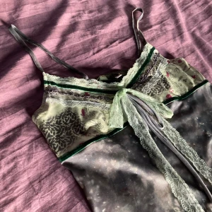 Twiligth - Härligt linne med många lager och en rosett som går att knyta hur man själv vill, passar perfekt till grunge, y2k eller 