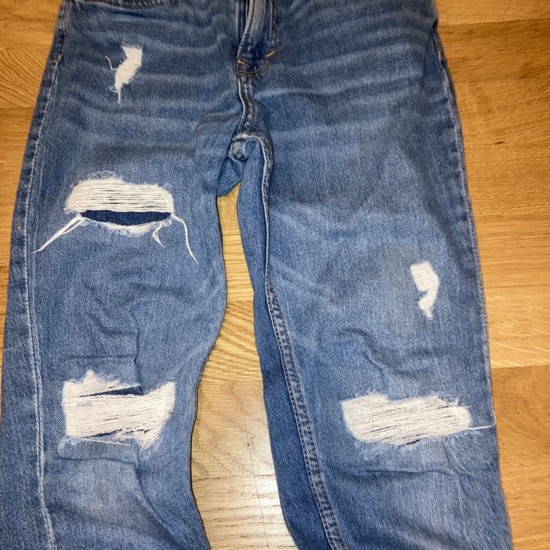 Blå slim fit jeans med slitningar - 1