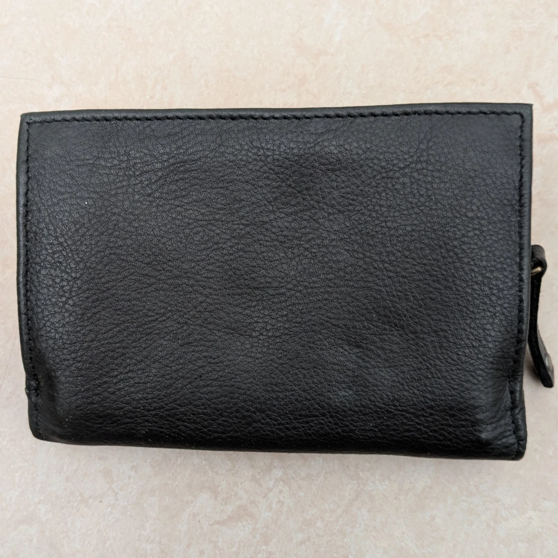 Svart plånbok med volangdetalj - 1