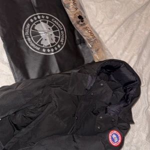 Canada Goose Dunjacka - Tjena. Säljer min Canada Goose jacka i dun, knappt använd då jag har andra jackor jag använder. Storlek L men passar M, kan skicka bilder på hur den sitter om så önskas. Inga skador eller slitage alls, som sagt knappt använd och sprillans skick. Kvitto finns och köpt för 13 tkr för 2 år sedan men kan diskuteras. Mvh Melwin.