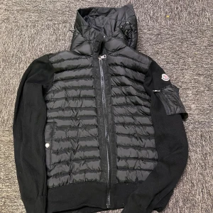 Moncler cardigan - Helt ny, oanvänd och fräsch, storlek S - 2, qr och tagg finns , priset går att diskutera vid snabb affär , skriv för info , först till kvarn!!