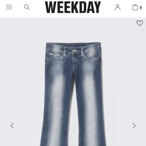 Blå bootcut jeans från Weekday, W27 - Säljer ett par blå bootcut jeans från Weekday i storlek W27. Jeansen har snyggt slitna detaljer och ljusa partier framtill och baktill, klassisk femficksmodell och låg midja. Materialet är stretchigt denim för en bekväm passform. Köpta i somras helt nya och använda ca 4-5 ggr sen dess, längtar efter ny ägare❤️ De är slutsålda på sidan så pris kan diskuteras!❤️