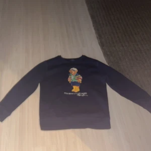 Mörkblå sweatshirt Polo Ralph Lauren - Mörkblå sweatshirt från Polo Ralph Lauren med ikonisk björn. Den e helt oanvänd för den var för stor för mig. 