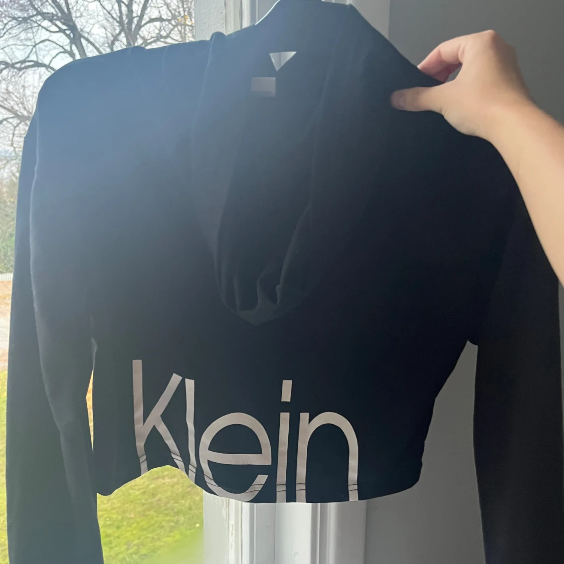 Svart croppad hoodie Calvin Klein - 1