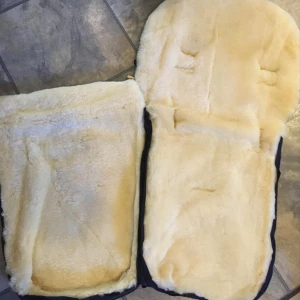 Ny/Oanvänd Åkpåse  - Super fin oanvänd med lappen kvar och har  tagits upp ifrån förpackningen för att ta bilder. Används som åkpåse eller fotvärmare  Hål finns utskuret för att trä igenom sele om man vill. Dragkedja längst med hela runt om, går också att använda som bara vagninsats.   Är i fin mysig ull :)   Yttertyg är i polyamid.. 