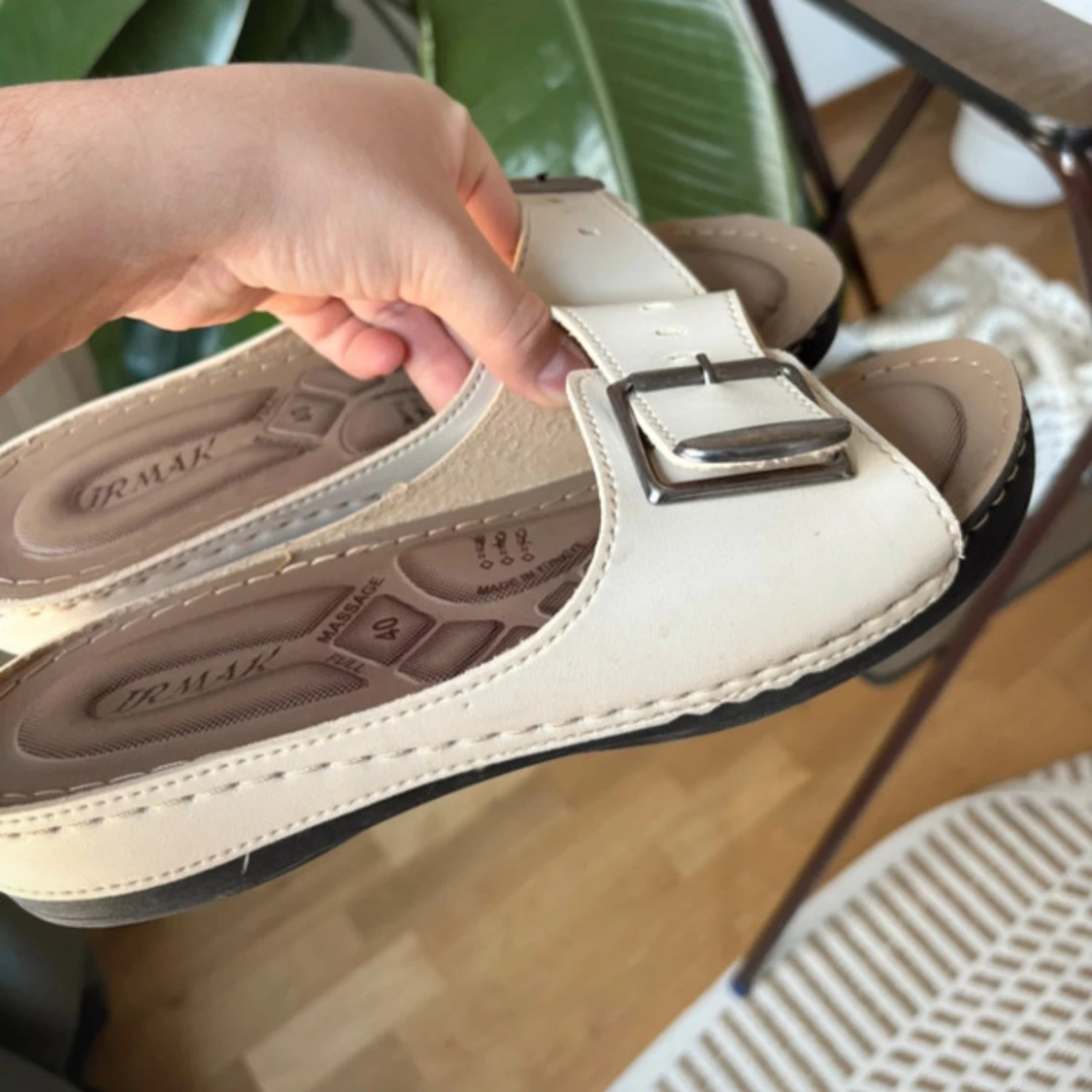 Beige sandaler med spänne från Prmax - 1