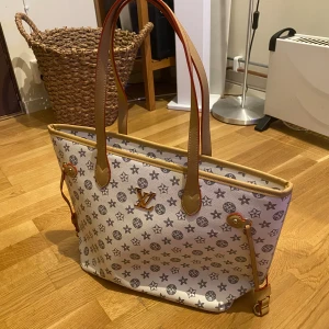 Märkes Väska - Vit märkes väska köpt i Spanien.